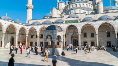 Mavi cami. Sultanahmet Camii. Kurban bayramında Mavi Cami 'yi ziyaret eden turistler. İstanbul, Türkiye, 21 Haziran 2023.