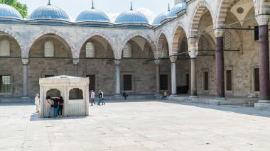 İstanbul 'daki Süleyman Camii. Süleyman Camii 'ni ziyaret eden turistler. İslam geçmişi. Kurban Bayramı ya da Ramazan Bayramı konsepti. İstanbul, Türkiye, 21 Haziran 2023.
