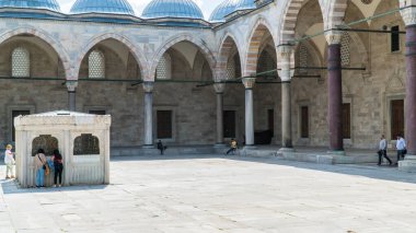 İstanbul 'daki Süleyman Camii. Süleyman Camii 'ni ziyaret eden turistler. İslam geçmişi. Kurban Bayramı ya da Ramazan Bayramı konsepti. İstanbul, Türkiye, 21 Haziran 2023.