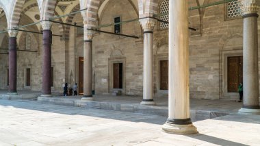 İstanbul 'daki Süleyman Camii. Süleyman Camii 'ni ziyaret eden turistler. İslam geçmişi. Kurban Bayramı ya da Ramazan Bayramı konsepti. İstanbul, Türkiye, 21 Haziran 2023.