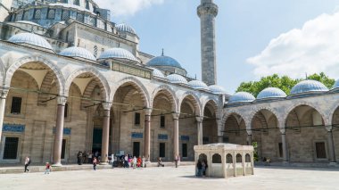 İstanbul 'daki Süleyman Camii. Süleyman Camii 'ni ziyaret eden turistler. İslam geçmişi. Kurban Bayramı ya da Ramazan Bayramı konsepti. İstanbul, Türkiye, 21 Haziran 2023.