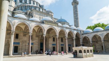 İstanbul 'daki Süleyman Camii. Süleyman Camii 'ni ziyaret eden turistler. İslam geçmişi. Kurban Bayramı ya da Ramazan Bayramı konsepti. İstanbul, Türkiye, 21 Haziran 2023.