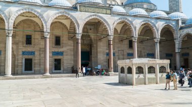 İstanbul 'daki Süleyman Camii. Süleyman Camii 'ni ziyaret eden turistler. İslam geçmişi. Kurban Bayramı ya da Ramazan Bayramı konsepti. İstanbul, Türkiye, 21 Haziran 2023.