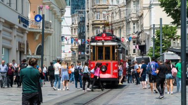 İstanbul 'da İstiklal Caddesi veya istiklal Caddesi. İstiklal Bulvarı. Şehrin turistik simgesi. İstanbul, Türkiye, 21 Haziran 2023.
