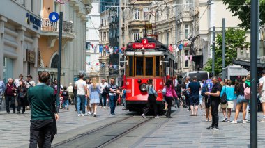 İstanbul 'da İstiklal Caddesi veya istiklal Caddesi. İstiklal Bulvarı. Şehrin turistik simgesi. İstanbul, Türkiye, 21 Haziran 2023.