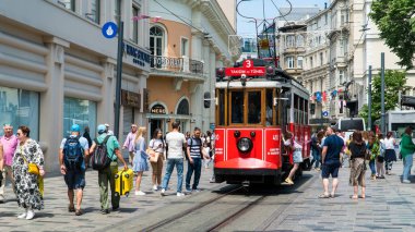 İstanbul 'da İstiklal Caddesi veya istiklal Caddesi. İstiklal Bulvarı. Şehrin turistik simgesi. İstanbul, Türkiye, 21 Haziran 2023.