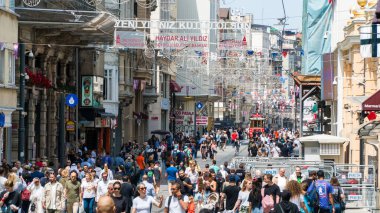 İstanbul 'da İstiklal Caddesi veya istiklal Caddesi. İstiklal Bulvarı. Şehrin turistik simgesi. İstanbul, Türkiye, 21 Haziran 2023.