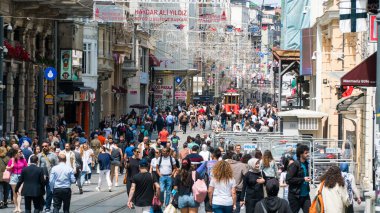 İstanbul 'da İstiklal Caddesi veya istiklal Caddesi. İstiklal Bulvarı. Şehrin turistik simgesi. İstanbul, Türkiye, 21 Haziran 2023.