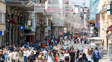 İstanbul 'da İstiklal Caddesi veya istiklal Caddesi. İstiklal Bulvarı. Şehrin turistik simgesi. İstanbul, Türkiye, 21 Haziran 2023.