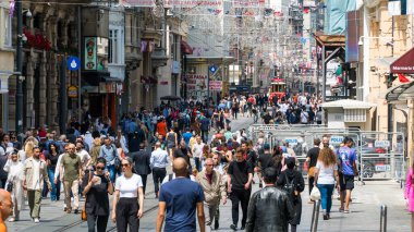 İstanbul 'da İstiklal Caddesi veya istiklal Caddesi. İstiklal Bulvarı. Şehrin turistik simgesi. İstanbul, Türkiye, 21 Haziran 2023.