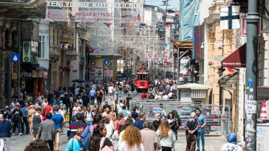 İstanbul 'da İstiklal Caddesi veya istiklal Caddesi. İstiklal Bulvarı. Şehrin turistik simgesi. İstanbul, Türkiye, 21 Haziran 2023.
