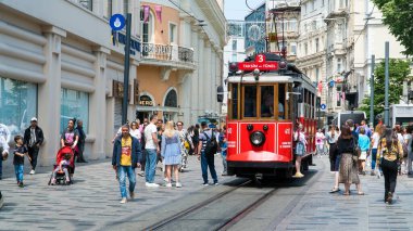 İstanbul 'da İstiklal Caddesi veya istiklal Caddesi. İstiklal Bulvarı. Şehrin turistik simgesi. İstanbul, Türkiye, 21 Haziran 2023.