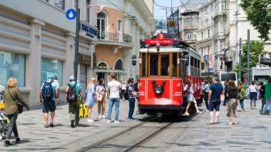 İstanbul 'da İstiklal Caddesi veya istiklal Caddesi. İstiklal Bulvarı. Şehrin turistik simgesi. İstanbul, Türkiye, 21 Haziran 2023.