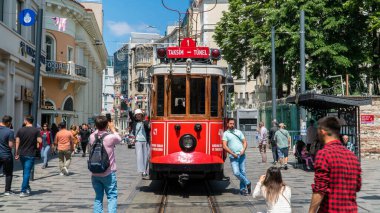  İstanbul 'da İstiklal Caddesi' ndeki kırmızı tramvay veya istiklal caddesi. İstiklal Bulvarı. Şehrin turistik simgesi. İstanbul, Türkiye, 21 Haziran 2023.