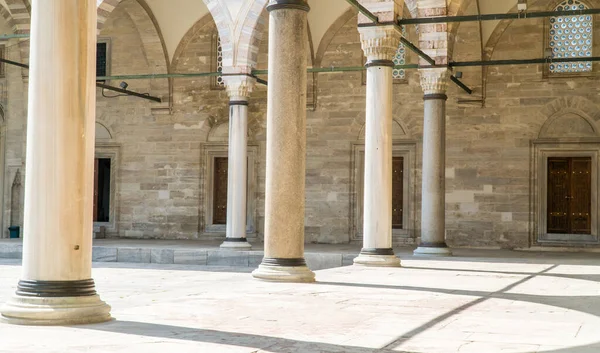 İstanbul 'daki Süleyman Camii. Süleyman Camii 'ni ziyaret eden turistler. İslam geçmişi. Kurban Bayramı ya da Ramazan Bayramı konsepti. İstanbul, Türkiye, 21 Haziran 2023.