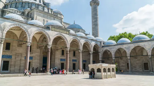 Мечеть Сулеймание Стамбуле Турция Туристы Посещают Мечеть Сулеймание Исламское Происхождение — стоковое фото