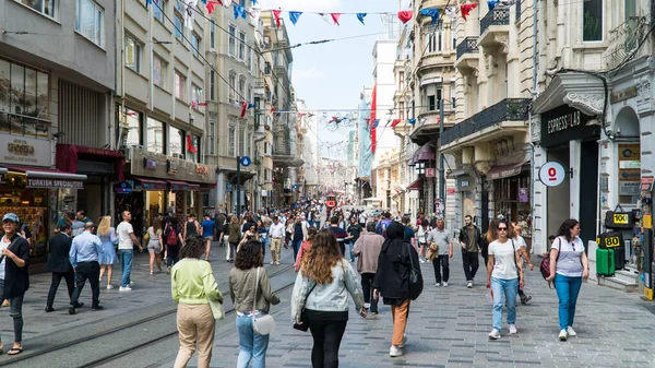 İstanbul 'da İstiklal Caddesi veya istiklal Caddesi. İstiklal Bulvarı. Şehrin turistik simgesi. İstanbul, Türkiye, 21 Haziran 2023.