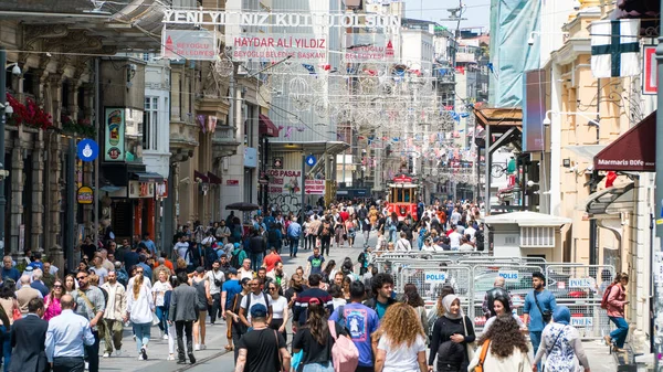 伊斯坦布尔土耳其的Istiklal街或Istiklal Caddesi Istiklal大道 城市的旅游地标 土耳其伊斯坦布尔 2023年6月21日 — 图库照片