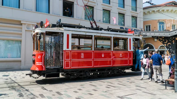 土耳其伊斯坦布尔Istiklal街或Istiklal Caddesi的红色有轨电车 Istiklal大道 城市的旅游地标 土耳其伊斯坦布尔 2023年6月21日 — 图库照片