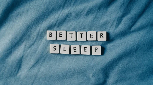 睡眠の概念 ベッドの上でよく眠る言葉 睡眠の健康の概念 角度の高いビュー テキストのコピースペース — ストック写真