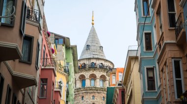 Galata Kulesi. İstanbul 'daki Galata Kulesi. Düşük açı. Türkiye 'ye git. Türkiye 'nin simgeleri