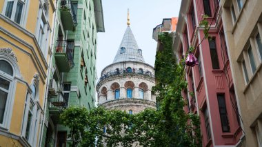 Galata Kulesi. İstanbul 'daki Galata Kulesi. Düşük açı. Türkiye 'ye git. Türkiye 'nin simgeleri