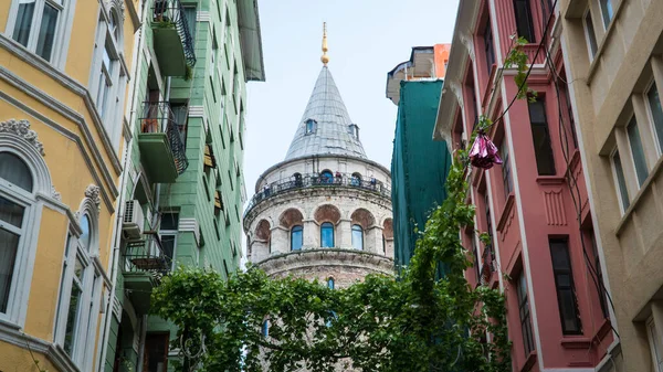 Galata塔伊斯坦布尔的Galata塔低角度视图 去土耳其旅行 土耳其的地标 — 图库照片