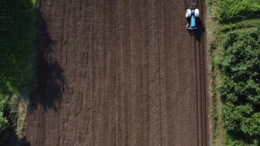 Tarımsal alan hava görüntüsü. Traktör tarlası. Ekinleri ekmeden önce toprak sıraları. Tarım alanında çalışıyor. Drone görünümü