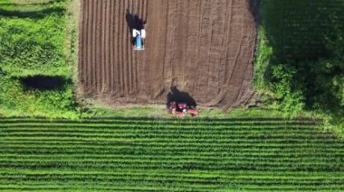 Tarımsal alan hava görüntüsü. Traktörler ekmeden önce toprağı sürüyorlar. Sürdürülebilir tarım.
