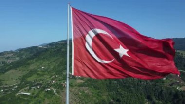 30 Agustos Zafer Bayrami konsepti. Türk bayrağı havadan görünüyor. 30 Ağustos Zafer Günü. Türkiye Ulusal Tatil Konsepti