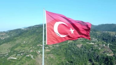30 Agustos Zafer Bayrami konsepti. Türk bayrağı havadan görünüyor. 30 Ağustos Zafer Günü. Türkiye Ulusal Tatil Konsepti
