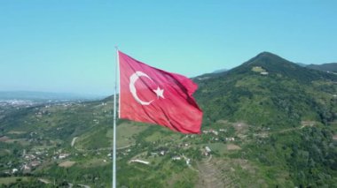 30 Agustos Zafer Bayrami konsepti. Türk bayrağı havadan görünüyor. 30 Ağustos Zafer Günü. Türkiye Ulusal Tatil Konsepti