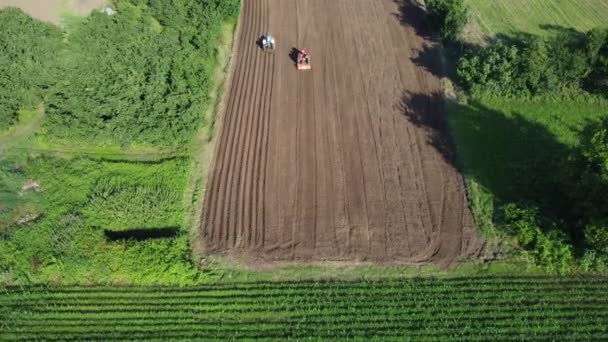 Campo Agricolo Vista Aerea Coltivatori Arare Terreno Semina Sementi Biologiche — Video Stock