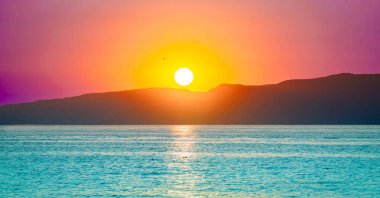 Gün batımı manzarası. Deniz ve dağların üzerinde gün batımı. Renkli doğa afişi konsepti. Doğa duvar kağıdı. Yüksek kalite fotoğraf
