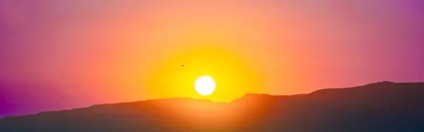 Sonnenuntergangslandschaft Sonnenuntergang Über Meer Und Bergen Buntes Naturbanner Konzept Tapete — Stockfoto