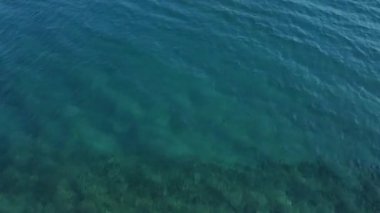 Hava denizi. Tropik deniz dronu görüntüsü. Turkuaz deniz ve plajlı tatil konsepti. 4k sinematik drone çekimi.