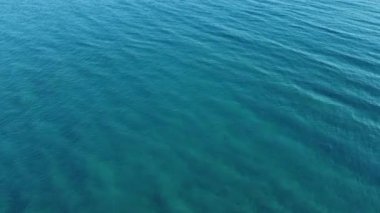 Hava denizi. Tropik deniz dronu görüntüsü. Turkuaz deniz ve plajlı tatil konsepti. 4k sinematik drone çekimi.