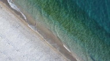 Deniz manzarası. Turkuaz deniz manzaralı. Yaz tatili kavramı.