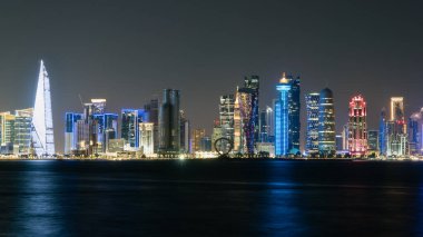 Katar 'da gece vakti Doha Skyline. Doha Şehir Manzarası. İş konsepti