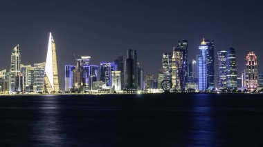 Katar 'da gece vakti Doha Skyline. Doha Şehir Manzarası. İş konsepti