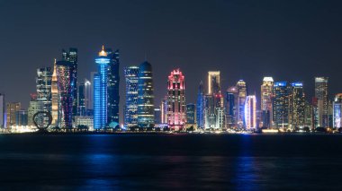 Katar 'da gece vakti Doha Skyline. Doha Şehir Manzarası. İş konsepti