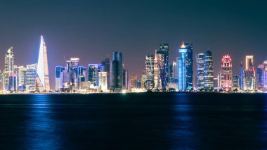 Katar 'da gece vakti Doha Skyline. Doha Şehir Manzarası. İş konsepti
