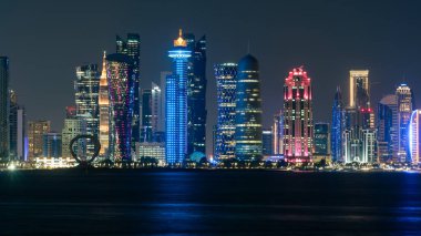 Katar 'da gece vakti Doha Skyline. Doha Şehir Manzarası. İş konsepti