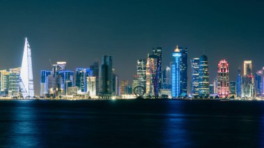 Katar 'da gece vakti Doha Skyline. Doha Şehir Manzarası. İş konsepti