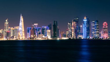 Katar 'da gece vakti Doha Skyline. Doha Şehir Manzarası. İş konsepti
