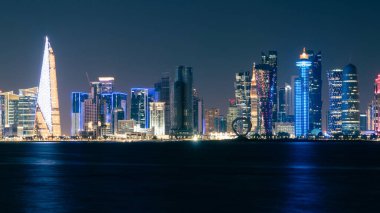 Katar 'da gece vakti Doha Skyline. Doha Şehir Manzarası. İş konsepti