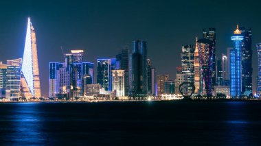 Katar 'da gece vakti Doha Skyline. Doha Şehir Manzarası. İş konsepti