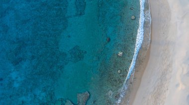 Deniz manzaralı. Turkuaz deniz manzarası metin için kopyalama alanı. Seyahat kavramı