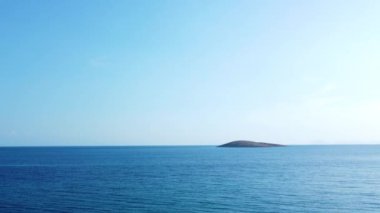 Deniz manzaralı. Deniz dokusu. Sakin turkuaz deniz. Yaz kavramı. Datca, Türkiye.