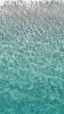 Deniz arka planı dikey. Güzel deniz yüzeyi.